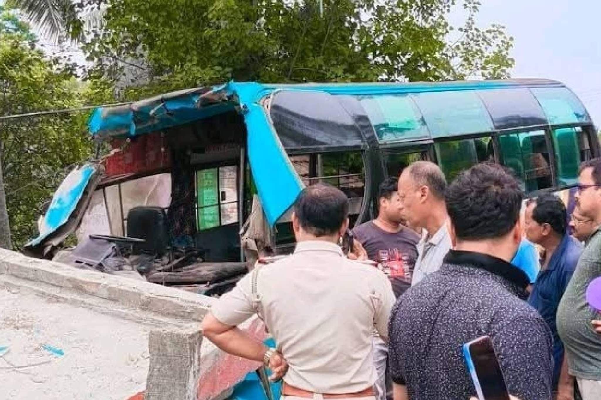 ভয়াবহ বাস দুর্ঘটনা! নিয়ন্ত্রণ হারিয়ে দোকানে ঢুকল যাত্রীবোঝাই বাস! আহত বহু, রক্তে মাখামাখি