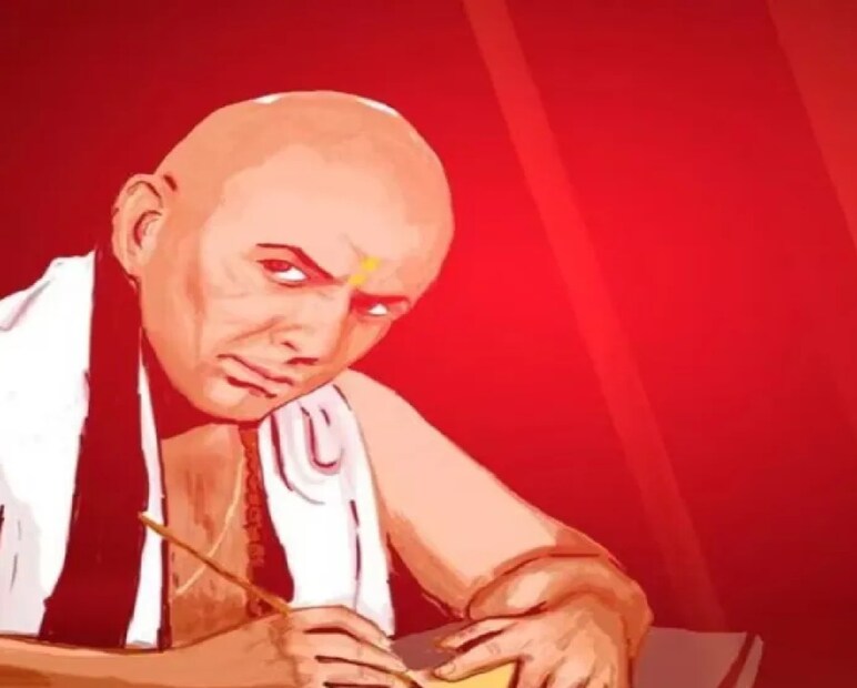 চাণক্য নীতির শিক্ষা অনুযায়ী, স্ত্রী সংসারের স্থিতিশীলতার মূল ভিত্তি। যাঁর মধ্যে ভালো গুণাবলি থাকে, তিনি সংসারে সৌভাগ্য, শান্তি ও আনন্দ বয়ে আনেন।