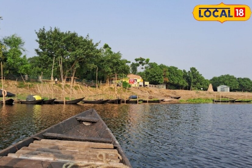 চুপির পাখিরালয়ে নৌকা বিহারের জন্য দারুণ ব্যবস্থা রয়েছে। ছোট ছোট নৌকা ভাড়া নিয়ে নদীর জলে ঘুরতে ঘুরতে কাছ থেকে পাখি দেখার অভিজ্ঞতা সত্যিই অসাধারণ। স্থানীয় মাঝিরা পর্যটকদের নিয়ে নৌকায় ঘুরিয়ে পাখি দেখানোর পাশাপাশি এলাকার ইতিহাস ও প্রাকৃতিক বৈচিত্র্যের গল্পও শোনান। চুপি পাখিরালয় শুধুই একটি পর্যটনকেন্দ্র নয়, এটি প্রকৃতিপ্রেমীদের জন্য এক স্বর্গীয় স্থান।
