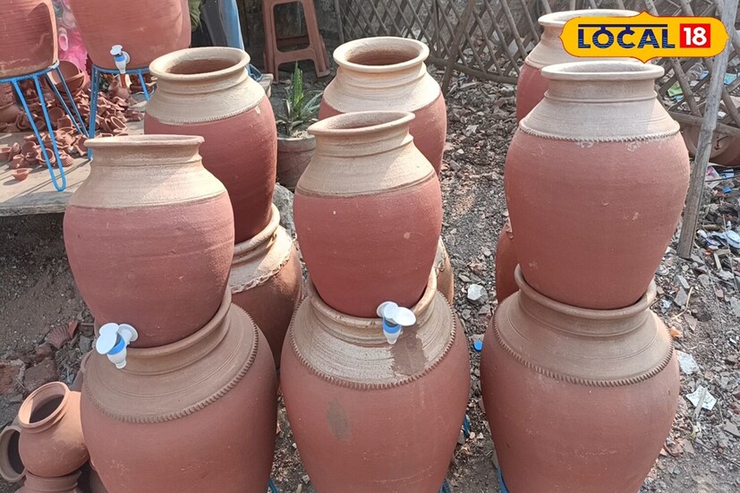 মাটির কলসের জলের উপকারিতা নিয়ে স্বনামধন্য হোমিওপ্যাথি চিকিৎসক সাধন হাজরা জানান, 'গ্রীষ্মকালে অনেকেই স্বস্তি পেতে ঠান্ডা জল পান করে। তবে ফ্রিজের ঠান্ডা জল শরীরের পক্ষে উপযোগী নয়। শরীরের কথা মাথায় রেখে মাটির কলসি বা মাটির পাত্রে ঠান্ডা জল পান করা উচিত। কারণ মাটির কলসিতে জল প্রাকৃতিক উপায় ঠান্ডা হয়। ফলে এতে জলের পি এইচ ই লেভেল বজায় থাকে। এমনকি পটাশিয়াম ম্যাগনেসিয়াম ক্যালসিয়াম এর মত খনিজ পদার্থ মাটির কলসের জলে পাওয়া যায়। যা আমাদের বদহজম সমস্যা দূর করে ত্বক উজ্জ্বল করে। এছাড়াও মাটির কলসির জলে অন্যান্য উপকার রয়েছে।'