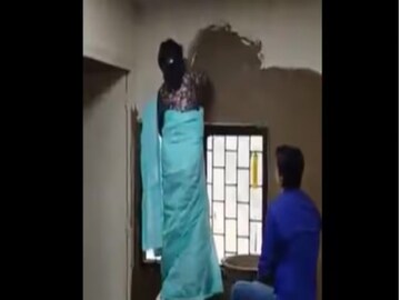 তীব্র গরমে ক্লাসরুমের দেওয়ালে গোবরের প্রলেপ! দিল্লি বিশ্ববিদ্যালয়ের কলেজে প্রাচীন পদ্ধতিতে উত্তাপ রোধের উদ্যোগ