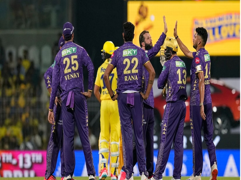 দিল্লি ক্যাপিটালস ও রাজস্থান রয়্যালসের বিরুদ্ধে জয়ের পর আত্মবিশ্বাস অনেকটাই বেড়েছে কেকেআরের। ঘরের মাঠে লিগ টেবিলের একেবারে নীচে থাকা চেন্নাইয়ের বিরুদ্ধে জয় ছাড়া কিছু ভাবতে নারাজ নাইট রাইডার্স শিবির।