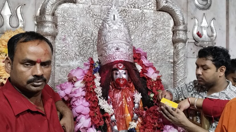 সন্ধ্যা আরতির সময় মা তারাকে চিঁড়ে, লুচি, পাঁচ রকম ভাজা, মিষ্টি, লাড্ডু, ফল সহযোগে ভোগ নিবেদন করা হবে। রাজবেশে সাজিয়ে মাকে ধুপ, পঞ্চপ্রদীপ, কর্পূর, ফুল, জলশঙ্খ, বস্ত্র, চামর, দিয়ে আরতি করা হবে। আর সেই আরতি দেখতে প্রত্যেক বছরের ন্যায় এই বছরও সাধারণ স্থানীয় বাসিন্দা থেকে শুরু করে পর্যটকদের ভিড় থাকবে বলে আশা করছেন মন্দির কমিটি। Input- Souvik Roy