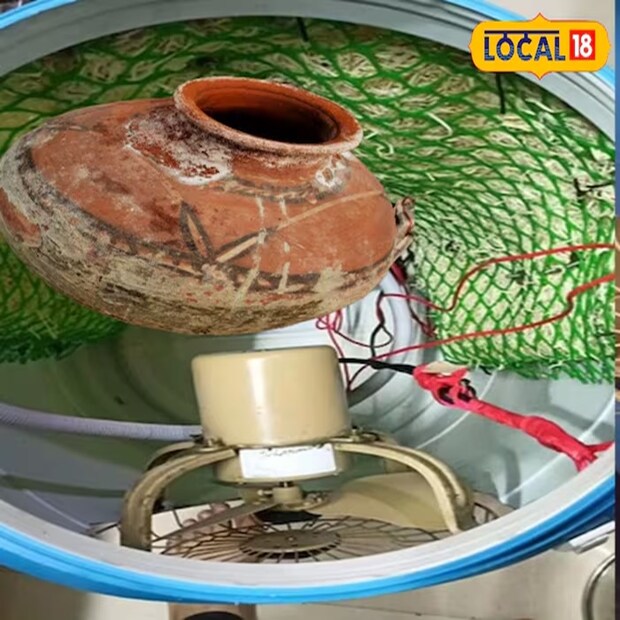 এই দেশি জুগাড় বা কৌশল অবলম্বন করার জন্য প্রয়োজন হবে একটি মাটির পাত্রের। আসলে এই মাটির পাত্রটিই কুলারের খেলা একেবারে ঘুরিয়ে দেবে! প্রবল গরমেও ঠান্ডা হাওয়া বেরোবে কুলার থেকে। এর জন্য একটি মাটির পাত্র নিয়ে তার তলায় ছোট ছোট ছিদ্র বানাতে হবে। এবার সেই মাটির পাত্রটিতে জল দিয়ে ভর্তি করে দিতে হবে। আর তা রেখে দিতে হবে কুলারের ভিতরে। 