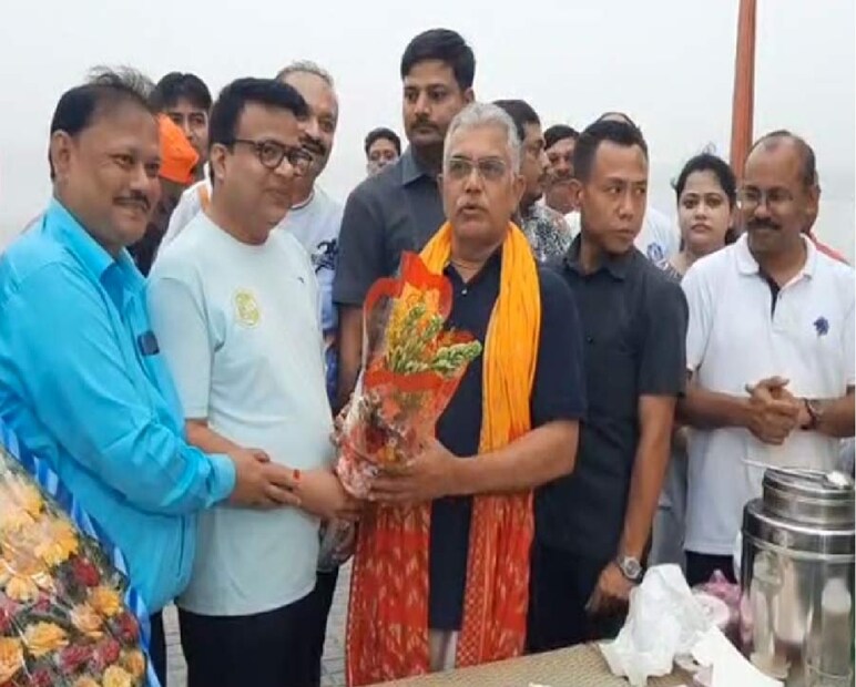 সকালে প্রাতঃভ্রমণে বেরিয়ে ইকো পার্কের সবুজের মাঝে ঘাম ঝরালেন দিলীপ ঘোষ। এরপর সঙ্গীদের সঙ্গে উদযাপিত হল জন্মদিন। পার্কের এক কোণে ঘিরে ধরা হল ছোট্ট আসর, যেখানে কেক কাটা হল জমিয়ে। মিষ্টির তালিকায় ছিল পায়েসও—জন্মদিনে বাঙালিয়ানার ছোঁয়া যেন অনিবার্য! উপস্থিত ছিলেন কয়েকজন ঘনিষ্ঠ অনুগামী, রাজনৈতিক সহযাত্রী এবং শুভাকাঙ্ক্ষীরা।