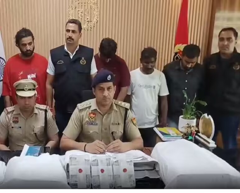 তার কাছ থেকে মোট ৭ লক্ষ ৯৪ হাজার টাকার ভুয়ো নোট, ল্যাপটপ, প্রিন্টার এবং অন্যান্য যন্ত্রাংশ উদ্ধার করেছে পুলিশ। অভিযুক্তরা ইতিমধ্যে ফরিদাবাদে ১২টি নকল ৫০০ টাকার নোট বাজারে চালিয়েছে বলে স্বীকার করেছে।