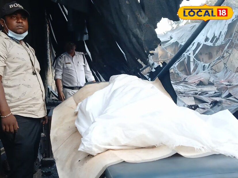 দুপুর ৩ টা নাগাদ আগুনের লেলিহীন শিখা দেখে কারখানায় ছুটে আসেন স্থানীয় মানুষ। দাউদাউ করে জ্বলছে আগুন, ততক্ষণে প্রাণ বাঁচাতে কারখানার প্রায় সমস্ত শ্রমিক কারখানার বাইরে। কিছুক্ষণ পর দমকল কর্মীরা ঘটনাস্থলে পৌঁছে আগুন নেভানোর চেষ্টা চালায়। দমকলের ছ'টি ইঞ্জিনের বেশ কিছুক্ষণের চেষ্টায় আগুন নিয়ন্ত্রণে আসে। যখন আগুন প্রায় নিয়ন্ত্রণে সে সময় আগুনে ঝলসানো ভেঙে পড়া শেডের নিচে একটি মেশিনের সামনে থেকে উদ্ধার হয় পুড়ে ছাই একটি মানব কঙ্কাল।