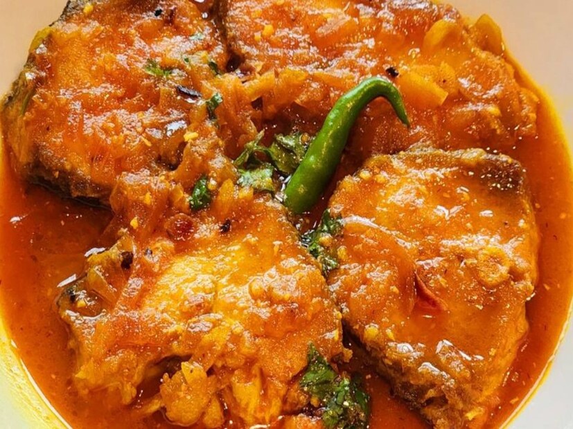রুই মাছের তেলে আছে ওমেগা থ্রি নামক ফ্যাটি অ্যাসিড। বিশেষজ্ঞরা বলছেন, এই মাছ রক্তের ক্ষতিকারক কোলেস্টেরল এলডিএল ও ভিএলডিএল কমায় এবং উপকারী কোলেস্টেরল এইচডিএলের পরিমাণ বাড়িয়ে দেয়, ফলে হার্টে চর্বি জমতে পারে না। তাই এই মাছ খেলে যে হার্ট অ্যাটাকের আশঙ্কা কিছুটা কমতে পারে, তা বলাই যায়।