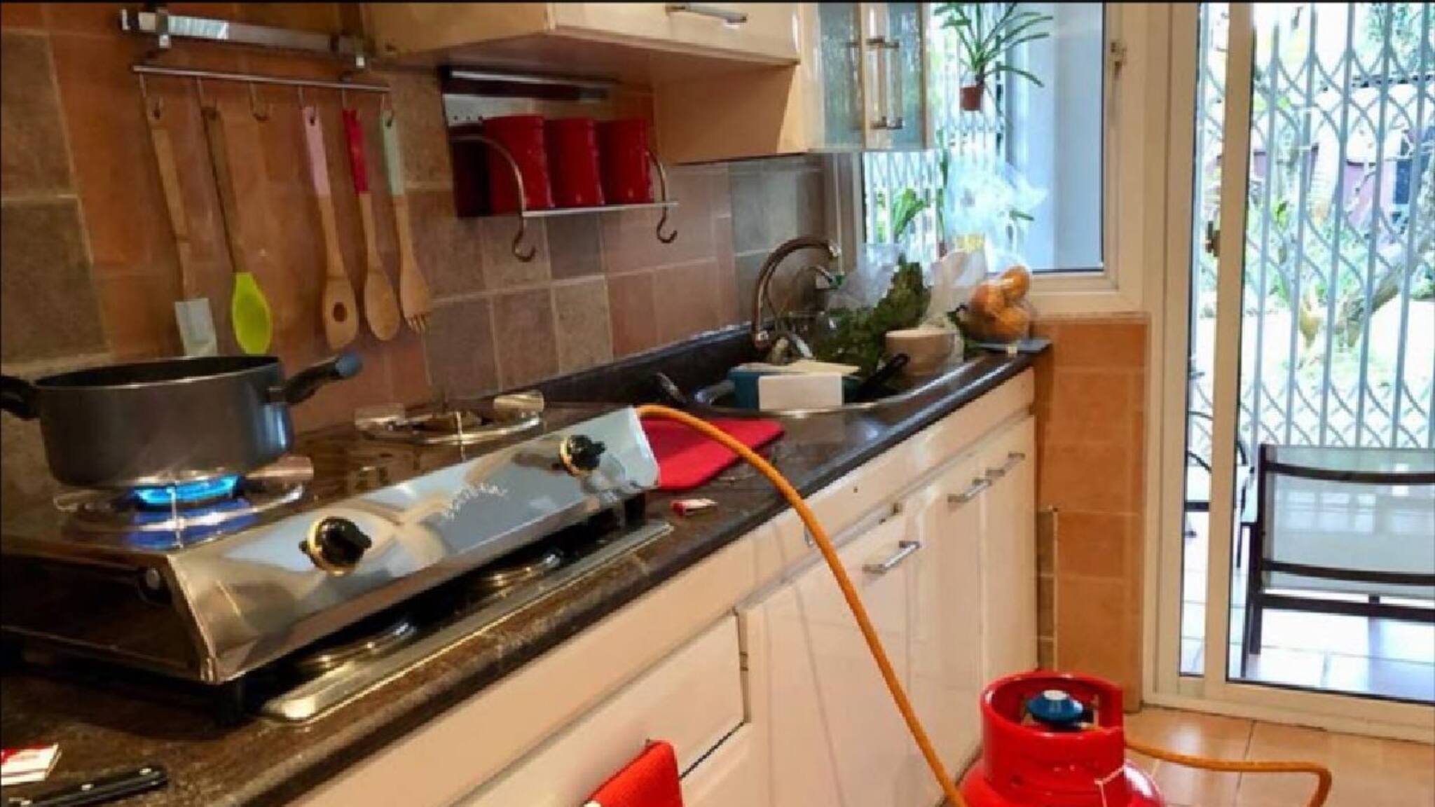 LPG Cylinder Weight Mystery:সিলিন্ডার ওজন করতে গিয়ে তো থ! ভিতরে ভরা গ্যাস নয়, এ কী কাণ্ড