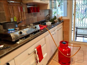 LPG Cylinder Weight Mystery:সিলিন্ডার ওজন করতে গিয়ে তো থ! ভিতরে ভরা গ্যাস নয়, এ কী কাণ্ড