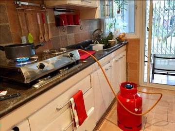 LPG Cylinder Weight Mystery:সিলিন্ডার ওজন করতে গিয়ে তো থ! ভিতরে ভরা গ্যাস নয়, এ কী কাণ্ড LPG Cylinder Weight Mystery:সিলিন্ডার ওজন করতে গিয়ে তো থ! ভিতরে ভরা গ্যাস নয়, এ কী কাণ্ড