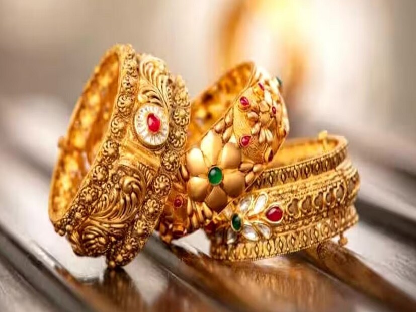 বাজার অনুযায়ী সোনার দাম কখনও বেড়ে যায়, কখনও তা আবার কম হয়ে আসে। সোনার দাম পর্যায়ক্রমে পর্যলোচনা করা হয়। আর মার্কেটের গতিশীলতার উপর ভিত্তি করে তা অ্যাডজাস্ট করা হয়। এই ফ্যাক্টরগুলির মধ্যে অন্যতম হল ডলার সূচক এবং বিশ্বব্যাপী সোনার মূল্য।