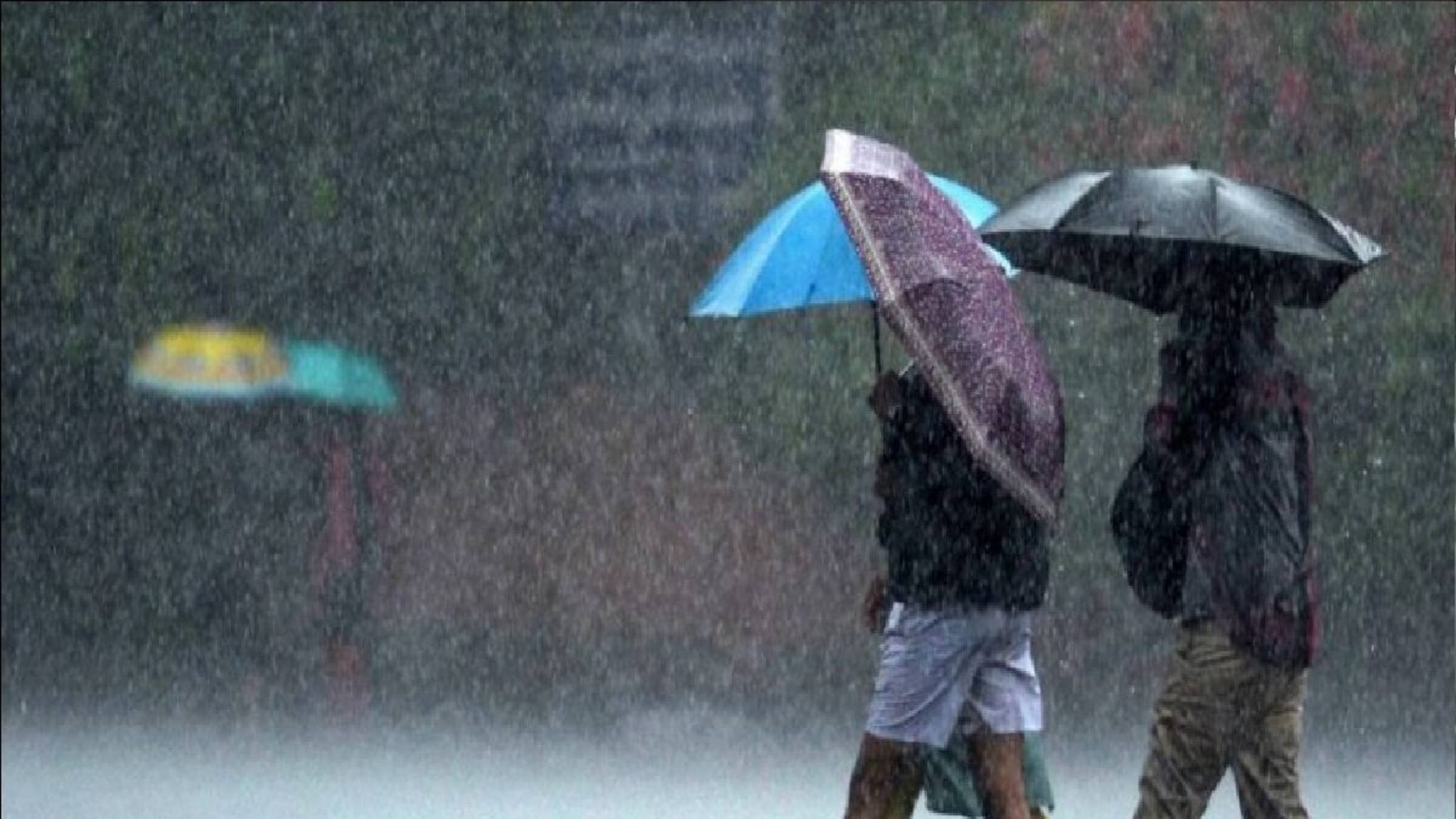 ধেয়ে আসতে পারে ঝড়-বৃষ্টি, জারি হলুদ সর্তকতা! বাংলার ৫ জেলায় বজ্রপাত-দুর্যোগের আশঙ্কা