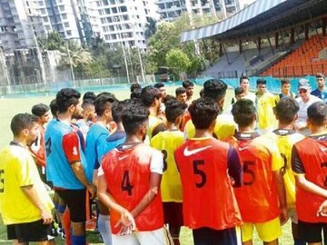ফুটবল খেলে রেলে চাকরি! মোরাদাবাদের নাসির এখন শিশুদের প্রশিক্ষণ দিয়ে স্বাবলম্বী করেন