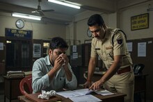 ৩ দিন দরজা বন্ধ! প্রেমিকের সঙ্গে স্ত্রী, খেতে দিতে ভুললেন সন্তানদের! হঠাৎ ফিরলেন স্বামী