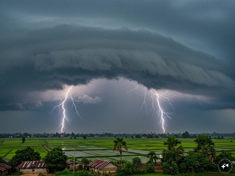 ২৯ এপ্রিল থেকে রাজ্যের বিভিন্ন প্রান্তে দফায় দফায় বজ্রঝড় ও বৃষ্টির পূর্বাভাস দিয়েছে আইএমডি। দক্ষিণবঙ্গের প্রায় সব জেলাতেই এই প্রাকৃতিক দুর্যোগের আশঙ্কা রয়েছে। 