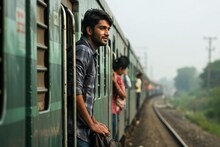 ২ বছর বিনা টিকিটেই ট্রেনে যাতায়াত যুবকের, TT কখনও টিকিট চায়নি! শেষে GRP এমন কিছু দেখল...!