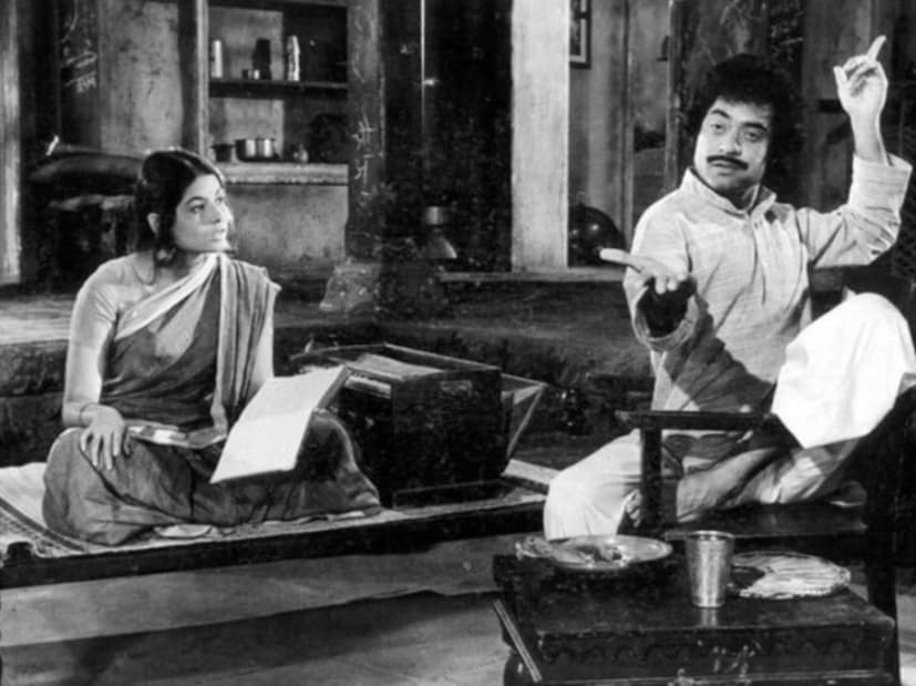 ১৯৭৫ সালের 'শোলে'-র অভিনেতাকে কী আপনি চিনতে পারছেন? যদি না হয়... তাহলে 'আমাদের নাম অকারণে সুরমা ভোপালি নয়!' আমরা বলিউডের সুরমা ভোপালী অর্থাৎ জগদীপের কথা বলছি।