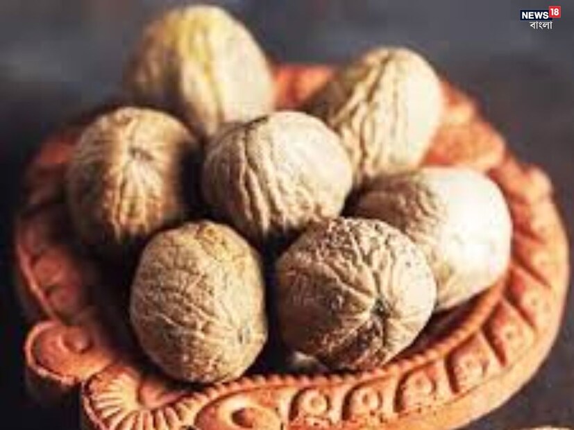 জায়ফল গুঁড়ো এবং মধু ব্যবহার করলে মুখের দাগও কমতে পারে। মধুর সঙ্গে জায়ফল গুঁড়ো মিশিয়ে পেস্ট তৈরি করুন। এবার এই পেস্টটি মুখে লাগান। ৩০ থেকে ৪০ মিনিট পর মুখ পরিষ্কার করুন। 