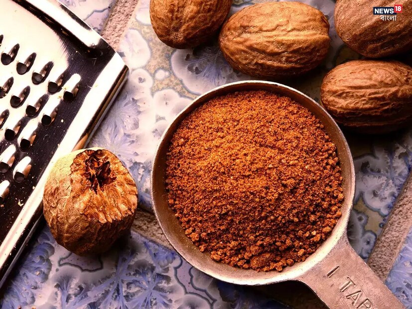 যদি আপনার ত্বক শুষ্ক হয় তাহলে আপনি জায়ফল নারকেল তেলের সঙ্গে মিশিয়ে লাগাতে পারেন। নারকেল তেলের সঙ্গে জায়ফল মিশিয়ে মুখে লাগালে বলিরেখা কমে যায়। 