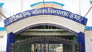 কালো ব্যাজ পরে পেন ডাউন এই স্কুলের শিক্ষিকাদের। 