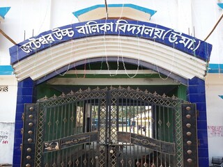 কালো ব্যাজ পরে পেন ডাউন এই স্কুলের শিক্ষিকাদের। 