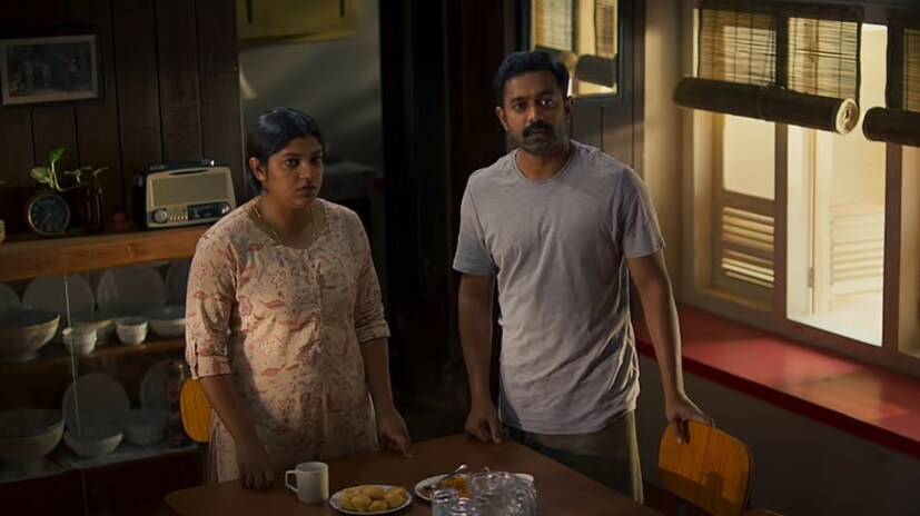 আপনি OTT প্ল্যাটফর্ম Jio Hotstar-এ হিন্দি ভাষায় এই সিনেমাটি দেখতে পারেন। আসিফ আলীর 'কিষ্কিন্ধা কান্দম' IMDb-তে ১০-এর মধ্যে ৮ রেটিং পেয়েছে। এই ছবিটি পরিচালনা করেছেন দিনজিৎ আয়্যাথান। ছবির গল্প লিখেছেন বাহুল রমেশ। (ছবি সৌজন্যে: IMDb)