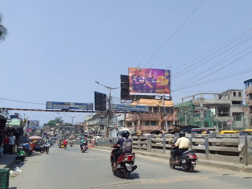 এবার রাজ্যের বিভিন্ন জায়গায় আইপিএল ট্রফি সামনে থেকে দেখার সুযোগ পেয়েছিলেন কেকেআর ভক্তরা। আর এবার শহরজুড়ে নিজেদের উপস্থিতি জানান দিচ্ছে কেকেআর। 