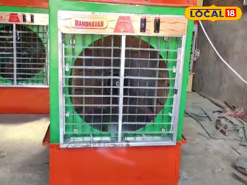 বর্তমানে গরমে প্রাণ যায় যায় অবস্থা, প্রাণ যায় অবস্থা সাধারণ মানুষের। মিনিট পাঁচেক হাঁটতে গিয়েই মাথার ঘাম পায়ে ছোটার উপক্রম হচ্ছে আম জনতার। গরমে এমন অবস্থা যে বাইরে ও ঘরে কোথাও শান্তি নেই। এমন গরম থেকে বাঁচার একমাত্র উপায় হল এসি। কিন্তু, এসির দাম বেশি হওয়ায় অনেকেই কুলার ব্যবহার করছেন।