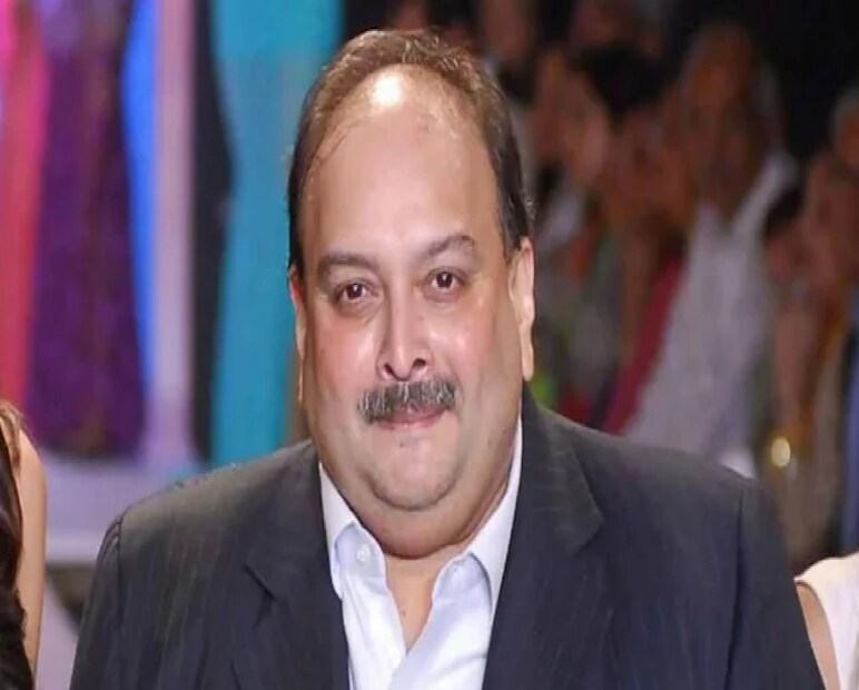 ২০১৮ সালের জানুয়ারিতে CBI এই মামলা হাতে নেয় এবং প্রাথমিক তদন্তে জালিয়াতির পরিমাণ ₹১৩,৮৫০ কোটিতে পৌঁছয়। ফেব্রুয়ারিতে ED-ও তদন্ত শুরু করে এবং মেহুল চোকসির পাসপোর্ট বাতিল করে। সেই বছর মে মাসে অ্যান্টিগা থেকে নিখোঁজ হয়ে যান তিনি। পরে ডমিনিকায় অবৈধ অনুপ্রবেশের দায়ে তাঁকে ধরা হয়। যদিও পরে স্বাস্থ্যগত কারণে তিনি জামিন পান।  