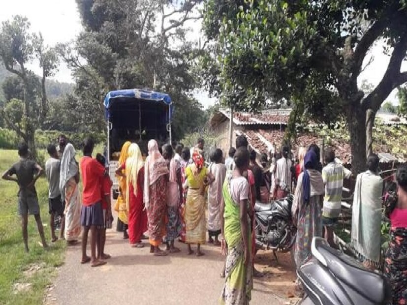 এরপরেই শান্তিপুর কাশ্যপপাড়া এলাকার বেশ কিছু যুবক ধরে ফেলে টোটোকে। ঘটনা জানতে পারলে তারা আটকে রাখে টোটো চালক সহ চারজনকেই। খবর দেওয়া হয় শান্তিপুর থানাতে। ঘটনাস্থলে এসে পৌঁছে শান্তিপুর থানার পুলিশ, তিনি দুপুরে একজন গৃহবধূকে এভাবে অপহরণের কারণে ক্ষিপ্ত হয়ে ওঠে উত্তেজিত জনতা। তবে পুলিশ প্রশাসন এসে ঘটনা সামলে দেয়। Photo- Represnetative