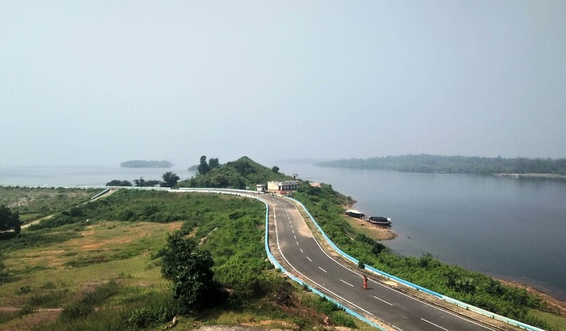 বাঁকুড়ার রানি ভুগছে একাকিত্বে। কীএমন হল যার জন্য, কেউ পাত্তা দিচ্ছে না তাঁকে? এই প্রশ্ন উঠতেই পারে। বাঁকুড়া জেলার মুখ্য পর্যটনকেন্দ্র মুকুটমণিপুরকে বাঁকুড়ার রানী বলা হয়। যেখানে পার্শ্ববর্তী জেলা পুরুলিয়ার অযোধ্যা পাহাড়ে এখনও রয়েছে পর্যটক সেখানে খাঁ খাঁ করছে মুকুটমণিপুর। প্রাকৃতিক সৌন্দর্য এবং ভূ-বৈচিত্র্যের দিক থেকে কোথায় পিছিয়ে রয়েছে মুকুটমণিপুর? নাকি ভাগ্যের কোনও পরিহাসে কাকতালীয়ভাবে আসছেন না পর্যটকেরা? (নীলাঞ্জন ব্যানার্জী)