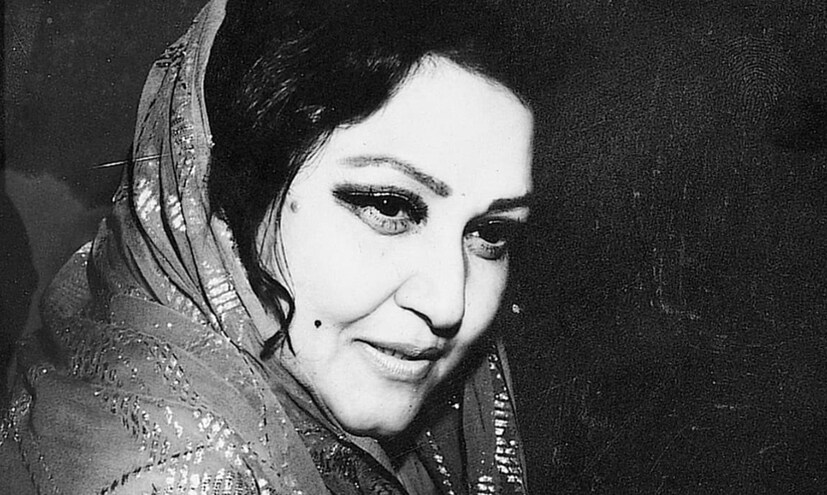 নুর জাহানের দুটি বিয়ে হয়েছিল। ১৯৪২ সালে তিনি শওকত রিজভির সঙ্গে প্রথম বিবাহবন্ধনে আবদ্ধ হন এবং ১৯৫৩ সালে স্বামীর সঙ্গে বিচ্ছেদ ঘটে। নূর জাহানের দ্বিতীয় বিবাহ হয় ১৯৫৯ সালে এজাজ দুররানির সঙ্গে, যা ১৯৭১ সাল পর্যন্ত স্থায়ী হয়েছিল। এজাজ ছিলেন নূরের থেকে  ৯ বছরের ছোট৷ এছাড়াও, নূর জাহান ও পাকিস্তানি খেলোয়াড় নজর মোহাম্মদের প্রেমও ছিল খবরের শিরোনামে! 