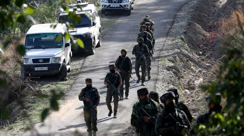 সন্ত্রাসীদের আস্তানা থেকে কী কী পাওয়া গেছে? তদন্ত সংস্থাগুলি এই আস্তানা থেকে খাদ্যপণ্য এবং বিভিন্ন ধরনের গর্ত পাওয়া গিয়েছে, যা ঘুমানোর এবং অস্ত্র লুকানোর জন্য ব্যবহৃত হত। যা থেকে স্পষ্ট সন্ত্রাসবাদীরা দীর্ঘ সময় ধরে এখানে থাকার পরিকল্পনা করেছিল।
