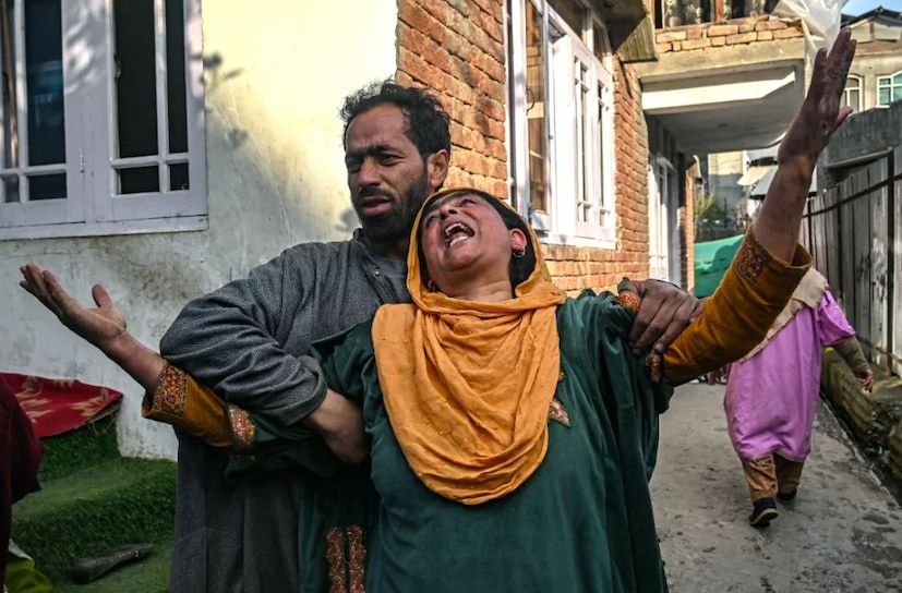 নদীর জলস্তর দ্রুত বৃদ্ধির কারণে, স্থানীয় জনগণকে যত তাড়াতাড়ি সম্ভব এলাকাটি খালি করার জন্য অনুরোধ করা হয়েছিল। পাক অধিকৃত কাশ্মীরের নদীতীরবর্তী গ্রাম ডুমেলের বাসিন্দা মুহাম্মদ আসিফ বলেন, আমরা কোনও সতর্কতা পাইনি। জল দ্রুত এসে যায় এবং আমরা জীবন ও সম্পত্তি বাঁচাতে হিমশিম খাচ্ছি। Photo Courtesy-Al Jazeera