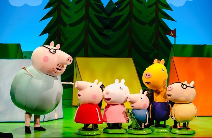 টেলিভিশনের অত্যন্ত জনপ্রিয় কার্টুন peppa pigs৷ টিভির শো হোক বা বইয়ের পাতায় পেপ্পাকে দেখেছে খুদে দর্শকরা৷ এবার মঞ্চে সপরিবারে হাজির এই বাচ্চাদের প্রিয় পেপ্পা পরিবার৷ 'পেপ্পা পিগ'স অ্যাডভেঞ্চার' একটি একেবারে নতুন স্ক্রিপ্ট যা ভারতের সাতটি শহরের হচ্ছে । উৎসাহী পেপ্পা পিগ ভক্তদের একটি মজাদার সন্ধ্যা উপহার দিতে তৈরি এই কার্টুনের কর্তারা৷ অনলাইন বুক করে এই শো দেখা যাবে এবার কলকাতায়৷ 