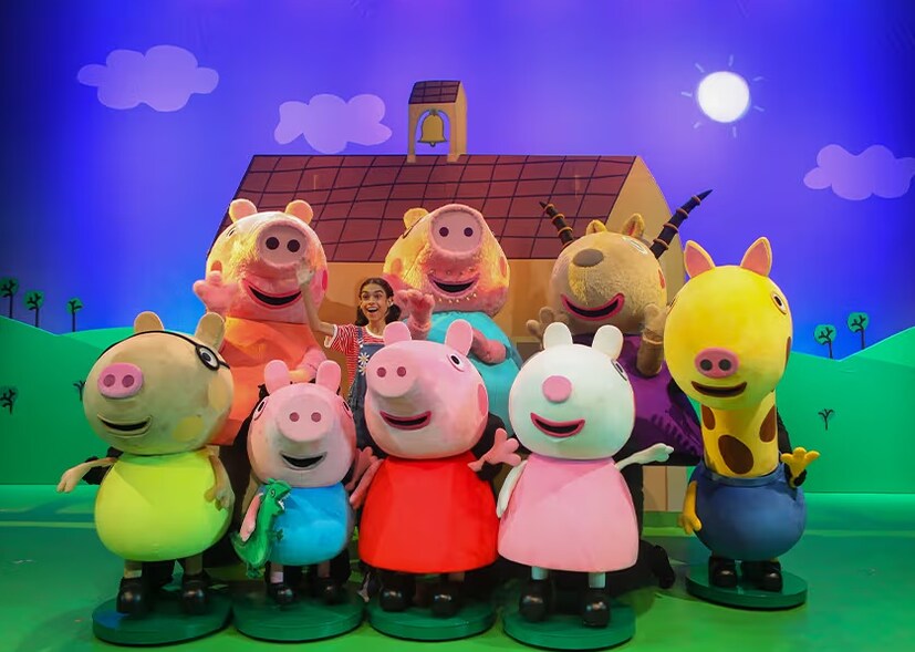 অবিশ্বাস্য 'PEPPA PIG's Adventure' লাইভটি ভারতের বিভিন্ন নির্বাচিত শহরে - মুম্বই, দিল্লি, বেঙ্গালুরু, হায়দ্রাবাদ, পুনে, চেন্নাই, আহমেদাবাদ, কলকাতায় প্রচারিত হচ্ছে। BookMyShow প্রতিটি শহরে প্রতি সপ্তাহান্তে ৬ বার এই দুর্দান্ত থিয়েটার শোটি সরাসরি সম্প্রচার করছে। এই অনুষ্ঠানটি ২১ সেপ্টেম্বর, ২০২৪ তারিখে শুরু হয়েছে। যা যথেষ্ট সাড়া পেয়েছে৷ 