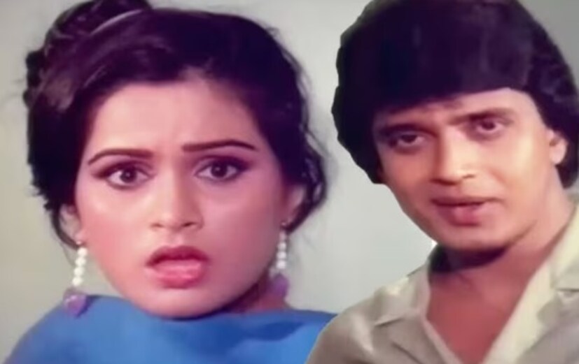 আইএমডিবি-র প্রতিবেদন অনুসারে, 'পেয়ার ঝুকতা নহি' ছবিটি ১৯৮৩ সালে তৈরি হয়েছিল, কিন্তু মিঠুন চক্রবর্তী এতে ভিন্ন চরিত্রে অভিনয় করার কারণে এটি দুই বছর ধরে ডিস্ট্রিবিউটার খুঁজে পায়নি। (ছবি সৌজন্যে: IMDb)