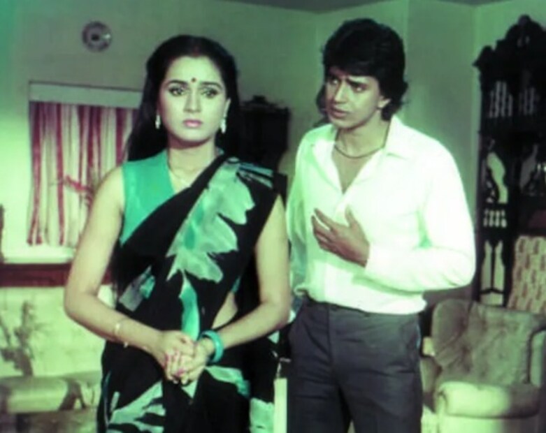 'পেয়ার ঝুকতা নহি'-এর জন্য প্রথম পছন্দ ছিলেন না মিঠুন চক্রবর্তী। এই সিনেমাটি প্রথমে ঋষি কাপুরকে অফার করা হয়েছিল, কিন্তু কোনও কারণে তিনি ছবিটির প্রস্তাব প্রত্যাখ্যান করেছিলেন। এর পরে ছবিটি মিঠুন চক্রবর্তীর কাছে যায় এবং তিনি এটি করতে রাজি হন। (ছবি সৌজন্যে: IMDb)