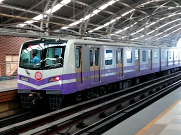 East West Metro: গঙ্গার নীচে এবার ছুটবে চালকবিহীন মেট্রো? East West Metro: গঙ্গার নীচে এবার ছুটবে চালকবিহীন মেট্রো?