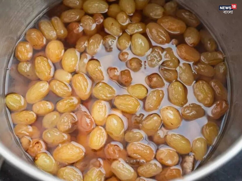 হেয়ার ফলিকলসকে স্ট্রং করে কিশমিশের জল অ্যান্টিঅক্সিডেন্টস থাকে যা হেয়ার গ্রোথ বাড়ায়। এতে হেয়ার ফল কম হতে পারে। নিয়মিত এই পানি দিয়ে হেয়ার ওয়াশ করলে হেয়ার ফলিকলস স্ট্রং হয়।