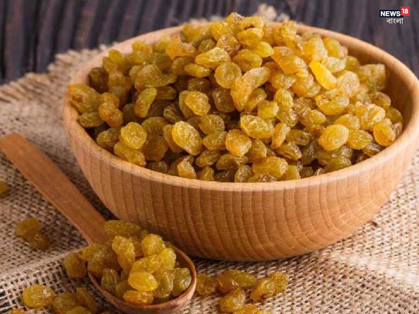 আজকাল চুল ঝড়ার সমস্যায় সবাই চিন্তিত। অনেক সময় চুল তখন ঝড়ে, যখন প্রপার হেয়ার কেয়ার না হয়, স্বাস্থ্যকর এবং পুষ্টিকর জিনিসগুলো ডায়েটে অন্তর্ভুক্ত না করা হয়। বেশি কেমিক্যালযুক্ত হেয়ার প্রোডাক্টস ব্যবহার করার কারণেও চুল ঝড়ে।
