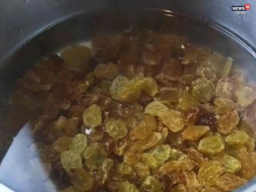 হতে পারে আপনি হেয়ার ফল রোধ করার জন্য অনেক ঘরোয়া উপায়, হার্বাল শ্যাম্পু, হেয়ার প্রোডাক্টস ব্যবহার করছেন। যদি তবুও লাভ না হয় তাহলে আপনি একবার কিছুদিনের জন্য কিশমিশের জল চুলে ব্যবহার করে দেখুন। 