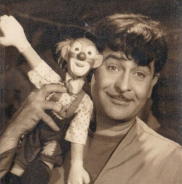 মেরা নাম জোকারে রাজ কাপুর মুখ্য ভূমিকায় ছিলেন এবং তিনি এটি পরিচালনাও করেছিলেন। বলিউডের একটি প্রতিবেদন অনুযায়ী, এএনআই-এর সঙ্গে এক সাক্ষাৎকারে, রঞ্জিত স্মরণ করেন যে কীভাবে কাপুর ছবির নায়িকাদের কোলে বসাতেন এবং তাঁদের কাছে মেরা নাম জোকারের গল্পটি বলতেন। 