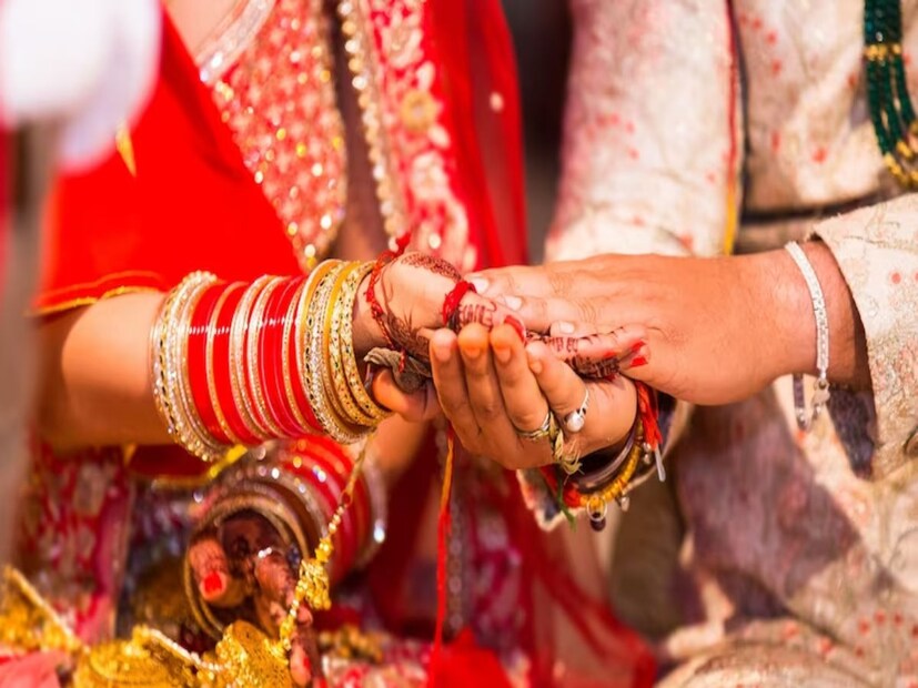 আপনি নিশ্চই অনেকবার শুনে থাকবেন বাড়ির বড়রা সময়মতো বিয়ে করার পরামর্শ দিয়ে থাকেন। কিন্তু জানেন কী দেরিতে বিয়ে করারও আছে দুর্দান্ত কিছু সুবিধা! দুর্দান্ত এই পাঁচ পাঁচটি সুবিধা সম্পর্কে কি আপনি জানেন? যদি না জানেন তাহলে এই প্রতিবেদনটি পড়ে ফেলুন চটপট। জানুন দেরিতে বিয়ে করার ৫টি বিশেষ সুবিধা কী কী...!
