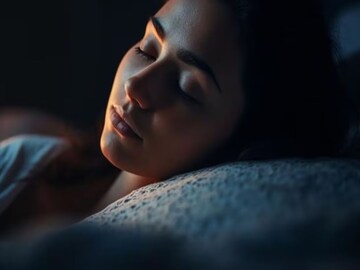 রাত ৩ টের সময় আচমকা ঘুম ভেঙে যাচ্ছে? এর 'আসল' কারণ কী জানেন? সময়ে সতর্ক হন, নইলে...!