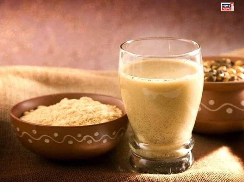 গরম হোক বা ঠান্ডা, বেশিরভাগ মানুষ সকালে উঠে চা পান করতে পছন্দ করেন। চায়ের অভ্যাস এমন হয় যে এটি ছাড়া কঠিন হয়। কিন্তু, গরমে এই অভ্যাস পরিবর্তন করা উপকারী হতে পারে। কারণ, চা পেটের জন্য ক্ষতিকর।