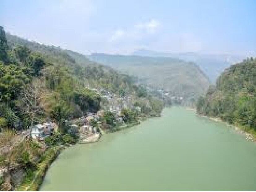 কালিম্পংয়ের জেলাশাসক বালসুব্রহ্মমনিয়ম বলেন, &quot;কী করে ঘটনাটি ঘটল তা খতিয়ে দেখা হচ্ছে। আহত পর্যটকদের চিকিৎসার ব্যবস্থা করা হয়েছে। চিন্তার কোন কারণ নেই। যান চলাচল স্বাভাবিক হয়েছে। সেখানে পুলিশ মোতায়েন রাখা হয়েছে।&quot; সূত্রের খবর যারা আহত তিনজন হয়েছে তাদের বাড়ি কলকাতায় কলকাতা নেতাজি মহাবিদ্যালয় পড়ুয়া এবং তারা সিকিমে ঘুরতে গিয়েছিল। ঘটনাটি ঘটে ১০ নম্বর জাতীয় সড়কে। Input- Surajit Dey/ Sujoy Dey