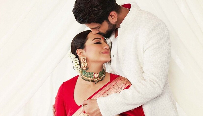 সোনাক্ষী বলেন, 'মেয়ে হিসেবে আমার বাড়িতে অনেক আদর-আত্তি পেয়েছি।' কিন্তু আমার শ্বশুরবাড়িতে তাঁরা আমাকে মেয়ের চেয়েও বেশি ভালবাসেন। আমি সত্যিই ভাগ্যবান যে আমার এমন শ্বশুরবাড়ির লোকজন আছে।