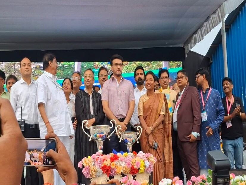 চলতি বছরে CAB পরিচালিত মহিলা ক্রিকেট টুর্নামেন্টে বাঁকুড়া সেমিফাইনাল খেলে এবং বাংলার মহিলা ক্রিকেট দলে বাঁকুড়ার যে সকল মহিলা ক্রিকেটার প্রতিনিধিত্ব করছে, তাঁদেরকে অভিনন্দন জানান সৌরভ। এমপি কাপে মতই মহিলাদের নিয়ে একটি সুন্দর ক্রিকেট টুর্নামেন্ট আয়োজন করতে অনুরোধ করেন তিনি।